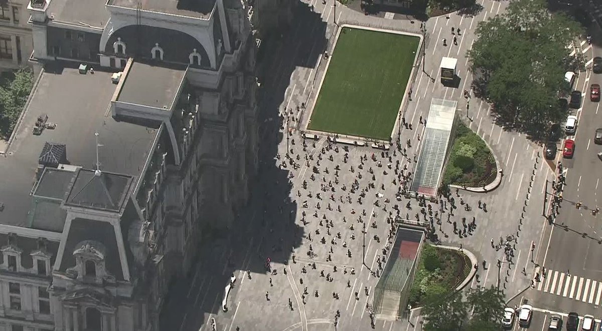 #BREAKING: Peaceful protest at Philadelphia's City Hall shows the crowd kneeling in unison for 9 minutes- the amount of time they say George Floyd suffered

MORE: bit.ly/2TTuc2E