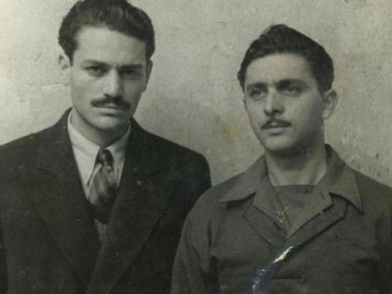 MayaFilippopou1's tweet photo. «Γυρνώντας εκείνη τη νύχτα, βλέπω τη μάνα μου στα σκαλοπάτια. Πού ήσουν; Ανοίγω το σακάκι, της δείχνω το κομμάτι σβάστικας που είχαμε κόψει. Με αγκαλιάζει, με φιλάει και μου λέει: Πήγαινε κοιμήσου».

Νύχτα 30 Μαΐου '41 ο Γλέζος και ο Σάντας κατεβάζουν τη σβάστικα απ'την Ακρόπολη. https://t.co/YZeMdlkyoA