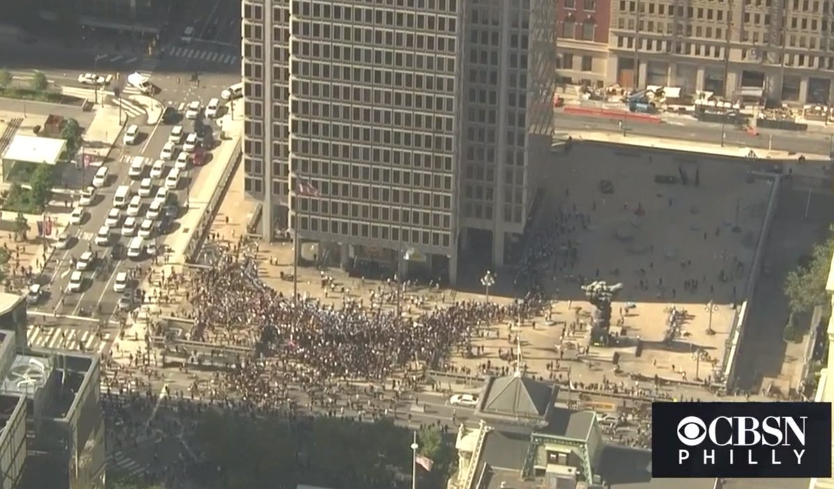 Police have moved forward toward the Rizzo statue, shown on  @cbsphilly  https://twitter.com/manuelsmith/status/1266835773719969804