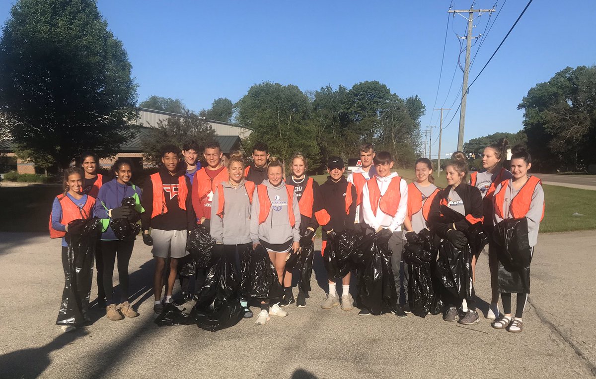 jennypnolan's tweet photo. Happy to have this great group of Elkhart High School Interact students out with Elkhart Rotary today for CR 6 trash pickup. Many hands do make light work- finished in record time! Thanks to all who helped. 💪🏽💕
@Rotary #rotaryinteract https://t.co/kJvkBg9Ikk