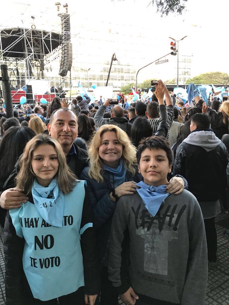 dra_otero's tweet photo. Familia Flores... MARCHA POR LA VIDA! https://t.co/ccLfbUtWFD
