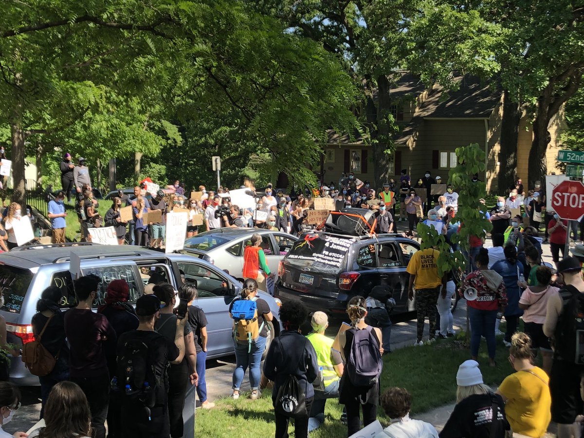 AntiwarMN's tweet photo. Back at Freeman’s. NO JUSTICE NO PEACE PROSECUTE THE POLICE #ProsecuteAllFour #JusticeForGeorgeFloyd https://t.co/ruFf0TxWcs