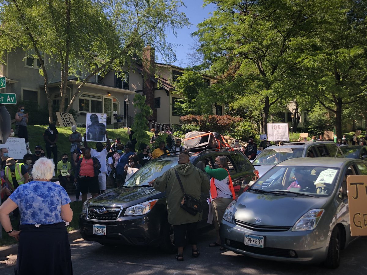 AntiwarMN's tweet photo. Back at Freeman’s. NO JUSTICE NO PEACE PROSECUTE THE POLICE #ProsecuteAllFour #JusticeForGeorgeFloyd https://t.co/ruFf0TxWcs