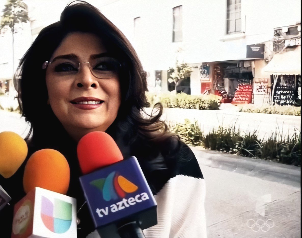 kasiulano92's tweet photo. Es imposible que esta hermosura tenga casi 58 años. Alguien tuvo que cometer un error en su certificado de nacimiento ni modo🤔🧐 Pues nuestra chiquita siempre tan chiquita❤ @victoriaruffo31 https://t.co/LRDWvPW7Ik