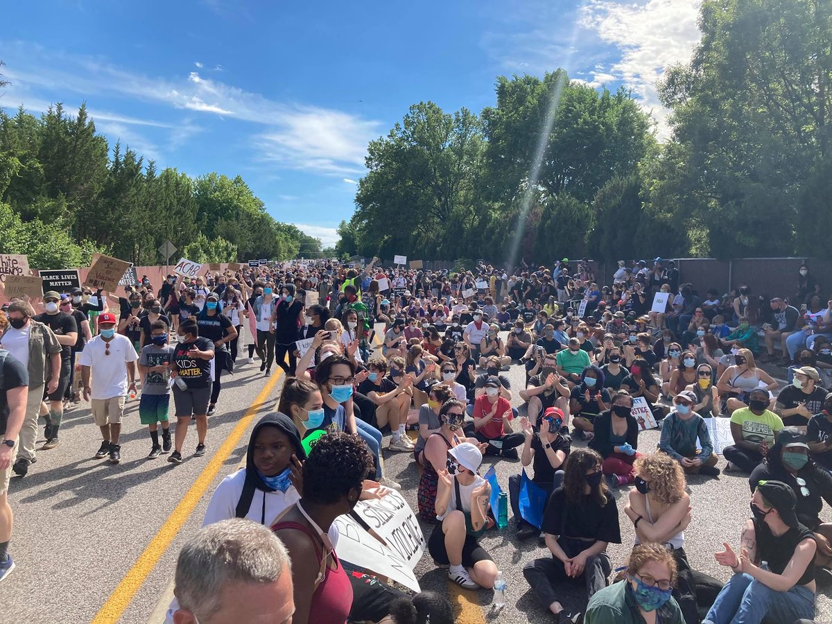 Protesters have made their way to the Forest Park Parkway #StLouis #ClaytonMO