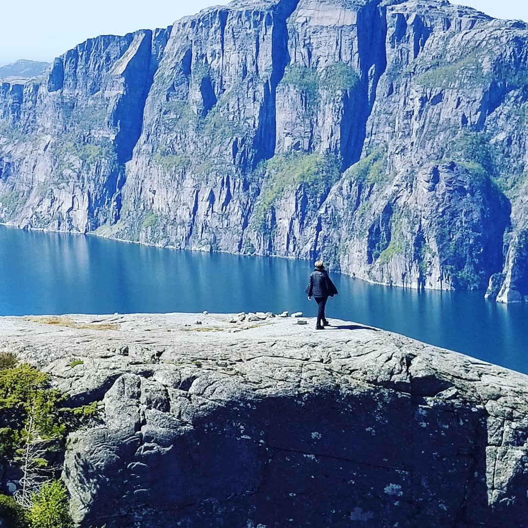 clorinda_ferral's tweet photo. Seguimos descubriendo las maravillas de noruega, teniendo de frente el famoso hike Preikestolen, el púlpito! Caminamos mucho, pero valió enorme la pena! #hikegroup #senderismo #amonorway #nomequieroirnunca #🇸🇯🏔🌏 https://t.co/6UtwzBc1l4