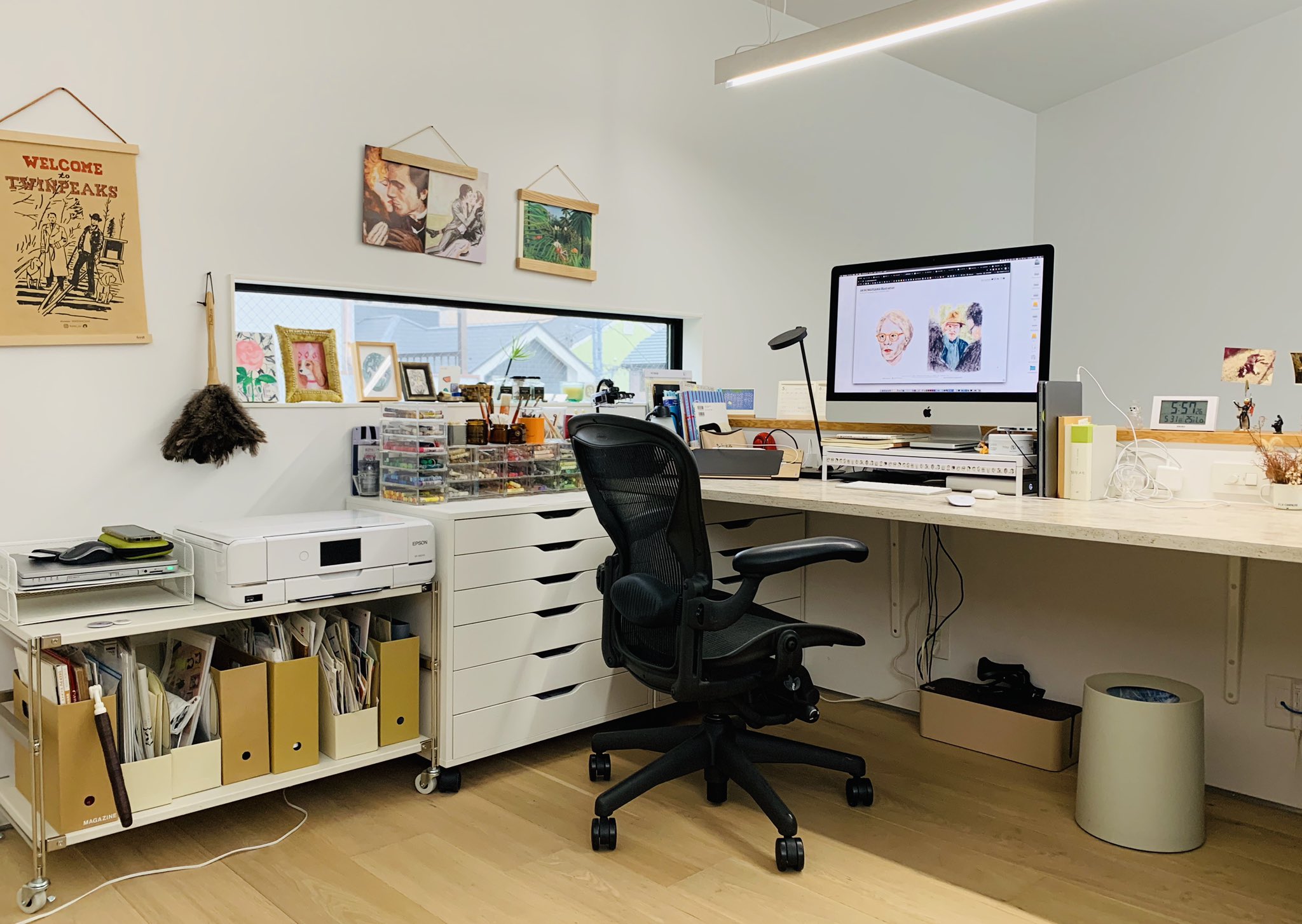 前川明子illustrator 一昨年 綺麗になった作業部屋です 机の左側にあるオイルパステルや画材を収めたikeaのワゴンは組立が面倒だけどかなり良いです 夫もデザイナーなので デザインやアートの本が多いです Mokumokuというメーカーのipadのスタンドも