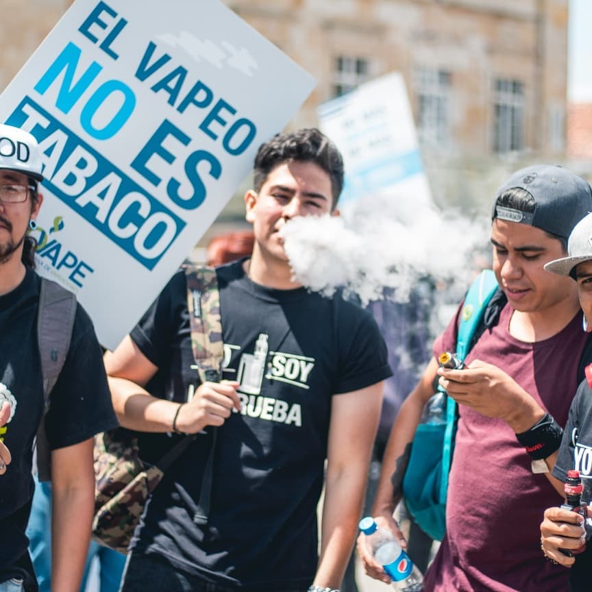 crazyvapee's tweet photo. Somos consumidores No hablamos por la industria del tabaco ni compartimos sus intereses. No somos sus agentes. Abogamos por el #vapeo porque nos salvó la vida. Abogamos por el vapeo porque SABEMOS que funciona. Escuchen a los consumidores. #WorldVapeDay https://t.co/E5MJTeC9WU