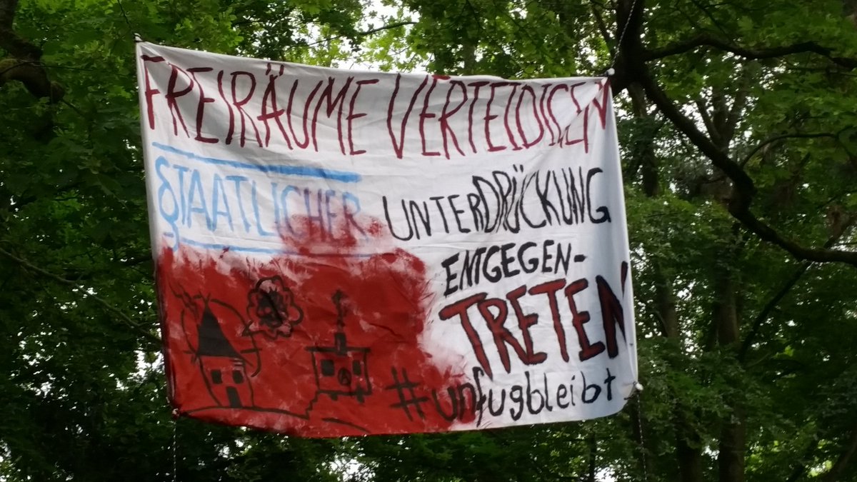 Junep_A's tweet photo. Solidarische Grüße auch aus #goettingen an das #wohnprojekt @Unfug_lg ! #unfugbleibt #junepa #WirBleibenAlle #lüneburg https://t.co/yXUydS5lAc