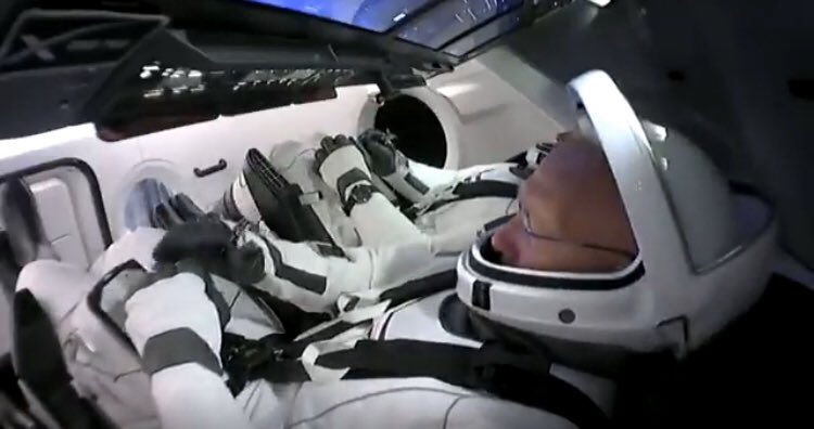 Mediavenir's tweet image. 🚀 Lancement du #vaisseau de #SpaceX : l’écoutille de la capsule #CrewDragon2 vient d’être fermé. Le lancement est prévu dans un peu moins de 2h. Les équipes de Space X/#NASA préparent le lancement malgré les conditions météorologiques encore incertaines. (@SpXenFR) #ElonMusk