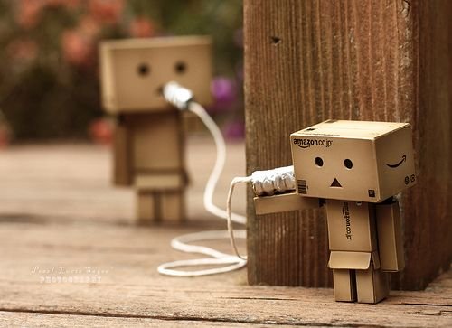 En una última palabra te llevas mi vida,
Te llevas mi aire;
En una última palabra se me atenua la noche,
Me niego a dormir sin ti;
En una última palabra la necesidad de volverte a oír;
En una última palabra una despedida y no te quiero dejar.
Pero es todo
Cedo, cuelgas, y te vas