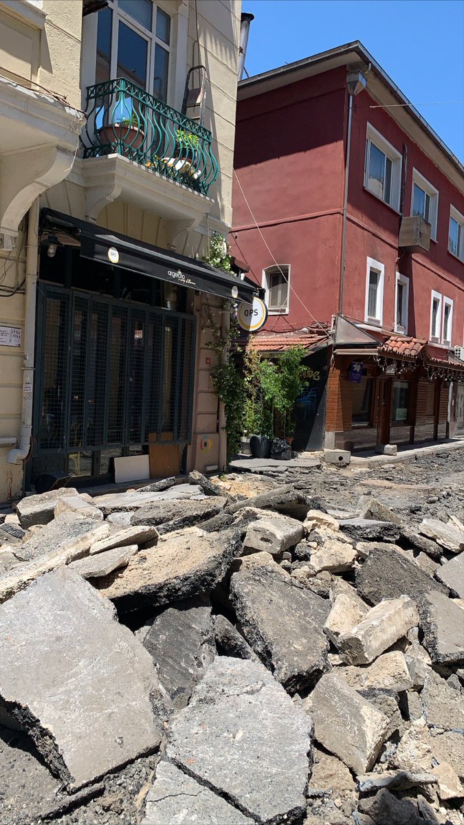 gungormustafa44's tweet photo. 2.5 aydır bütün dükkanlar kapalıyken yapılmayan asfalt çalışması nasıl bir akılla dükkanların açılma arefesine denk getirildi hayret ediyoruz.Bu sokaktan1.500 kişi ekmek yiyor,yorum sizin.@BeyogluBld @FOXhaber @tcbestepe @istanbulbld @ekrem_imamoglu @gazetesozcu @haydaraliyildiz https://t.co/UnmpCS5Rcr