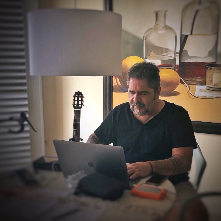 GlennMonroig's tweet photo. Más concentrao’ que un jugo de china 🍊. Trabajando duro recopilando toda la música y carátulas de mis discos para su pronta distribución digital en sus plataformas favoritas. https://t.co/Gx0HjEfC4e