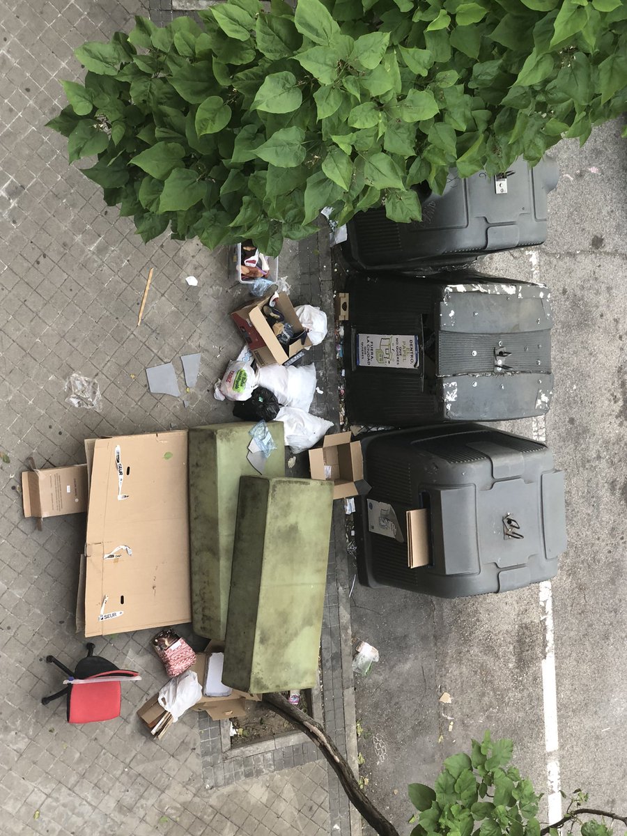LedoEloy's tweet photo. @Lineamadrid os paso foto que desde hace días estoy viendo desde mi ventana ubicación calle periana entre calle torrox y calle corindon.
Pueden pasar a limpiarla. Es un foco de suciedad innecesaria y hace días que está así. https://t.co/46jojnPr8m