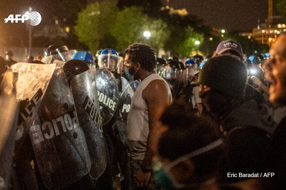 Après la mort de George Floyd à Minneapolis, la tension est encore montée à travers les Etats-Unis dans la nuit de vendredi à samedi, y compris ici sous les fenêtres de Donald Trump à la Maison Blanche 📷<a href="/Ebaradat/">Eric Baradat</a> 

<a href="/AFPphoto/">AFP Photo</a> #AFP #WashingtonDC #GeorgeFloyd