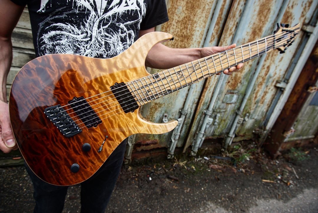 Another Magistra finished! One piece quilted maple top. What do you think of this fade? 😁
#guitar #customguitar #guitarporn #electricguitar #multiscale #vandermeijguitars #ギター    #quiltedmaple #sevenstring