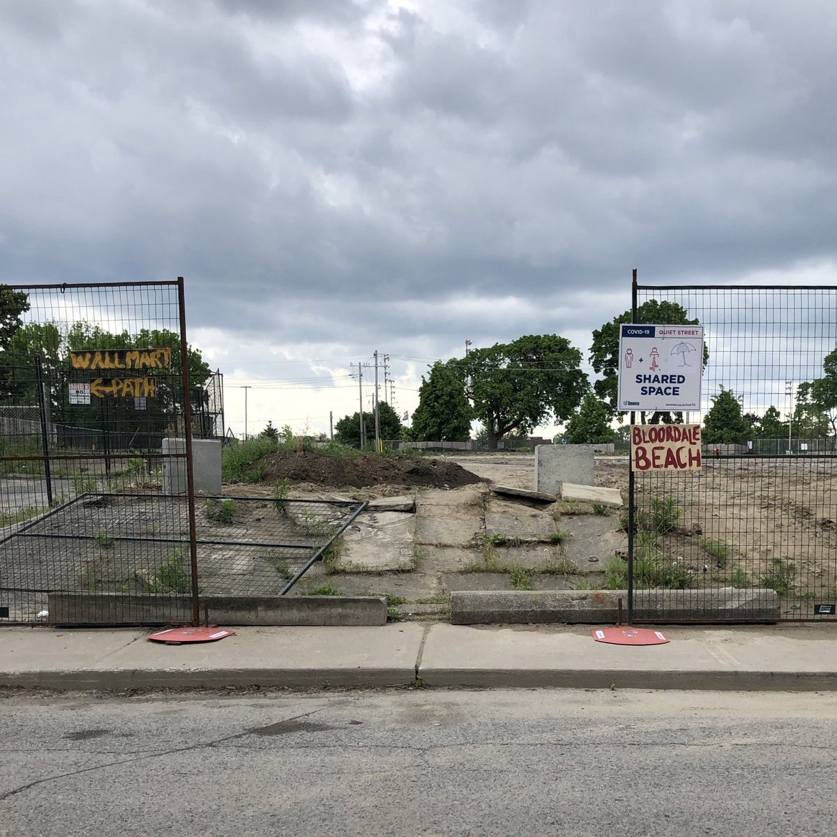Not a bad day for the beach! When guy closed the beach Tues, he flipped the original beach sign and wrote Walmart Path bc TDSB actually cut out a chunk of Bloordale Meadow’s fence on the Beer Store side, so you can also cut across the Meadow from 3 Speed Alley to Duff Mall.
