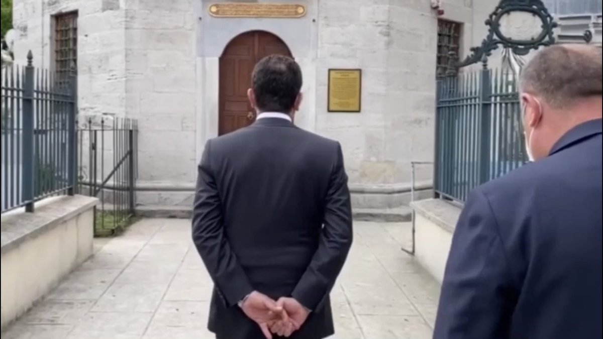 Bütün siyasi faaliyeti şu ilan ettiği intikam alma üzerine kurulmuştu. Meydan okuyor, intikam alıyor, “Zulüm 1453’te başladı” diyenlerin davasını sürüyor. Bu sıradan bir edepsizlik ya da cahillik değil bu ideolojik bir faliyet.