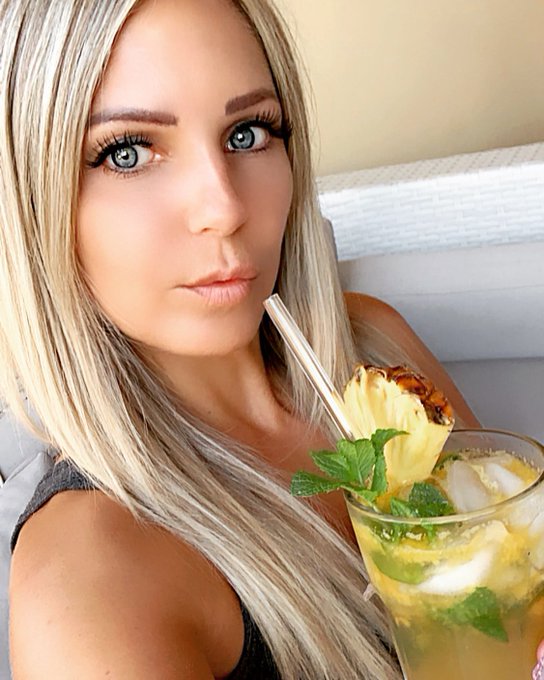 Was ist euer Lieblings-Cocktail? Ich trinke ein Mango Mojito 🥭☺️ https://t.co/JSJSf45Amp