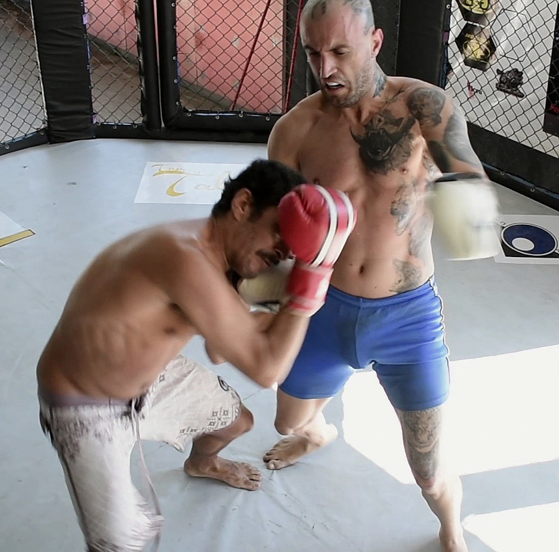 allanguerragome's tweet photo. De tanto apanhar eu aprendi a bater
😉
#Sparring #boxe #box #mma #luta #tecnica #40enaroutine #treino #octagono #AllanGuerraGomes #mma #muMMrA #upercut #fighterbomber #nockout #downtown #warriors #shadow #sped #velocidade #força #strong #punch #soco #porrada https://t.co/oD1whCLFtA