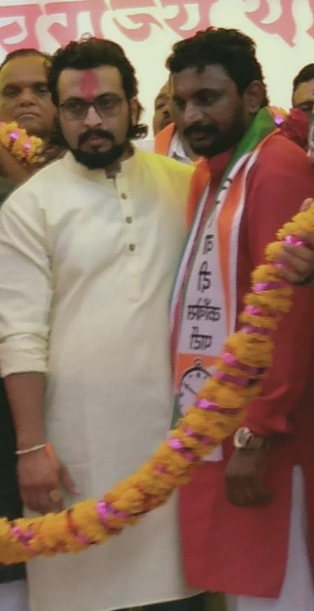 amolmitkari22's tweet photo. शिखंडी च्या आडून बाण मारू पाहणाऱ्यांनी एक कायम लक्षात घ्यावे राष्ट्रवादीपक्षाचे खासदार डॉ. अमोल कोल्हेजी महाराष्ट्रातील तमाम तरुणाईच्या गळ्यातील ताईत आहेत. त्यांना चुकीच्या पद्धतीने बदनाम कराल तर भविष्यात फक्त जप करत बसावं  लागेल. @AjitPawarSpeaks @kolhe_amol https://t.co/wEkSwZNkOH