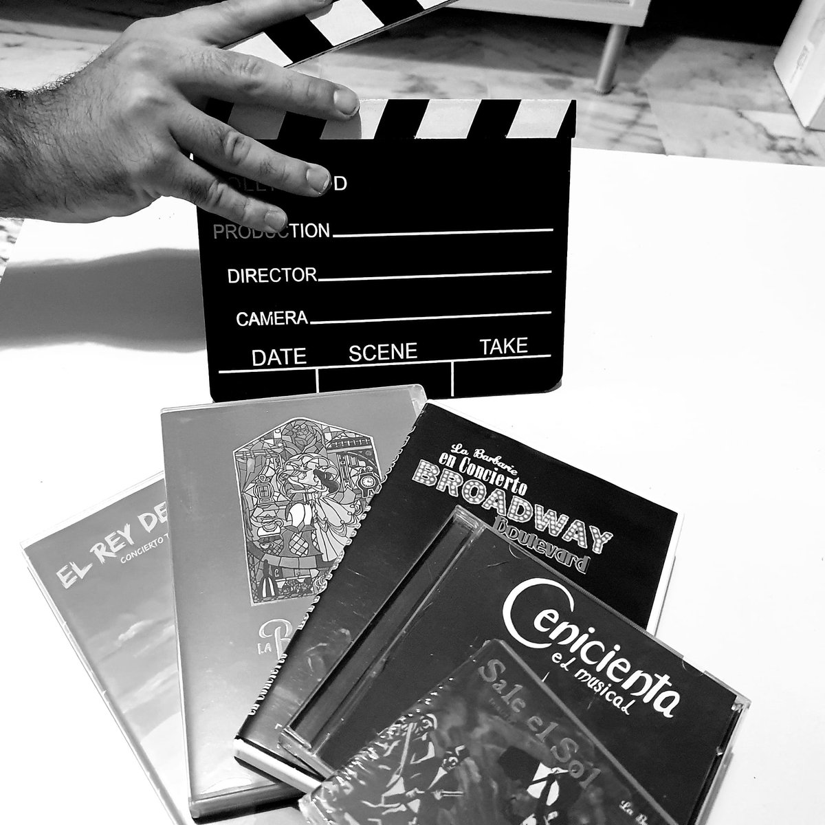 Del cinema al aire libre
Vengo, madre, de mirar
Una mar metida y cierta
Que no es la mar y es la mar.
Al cinema al aire libre,
Hijo, nunca has de volver,
Que la mar en el cinema
No es la mar y la mar es.

Poema "Verano" (Rafael Alberti)
#Poema #Arte #Barbariarte