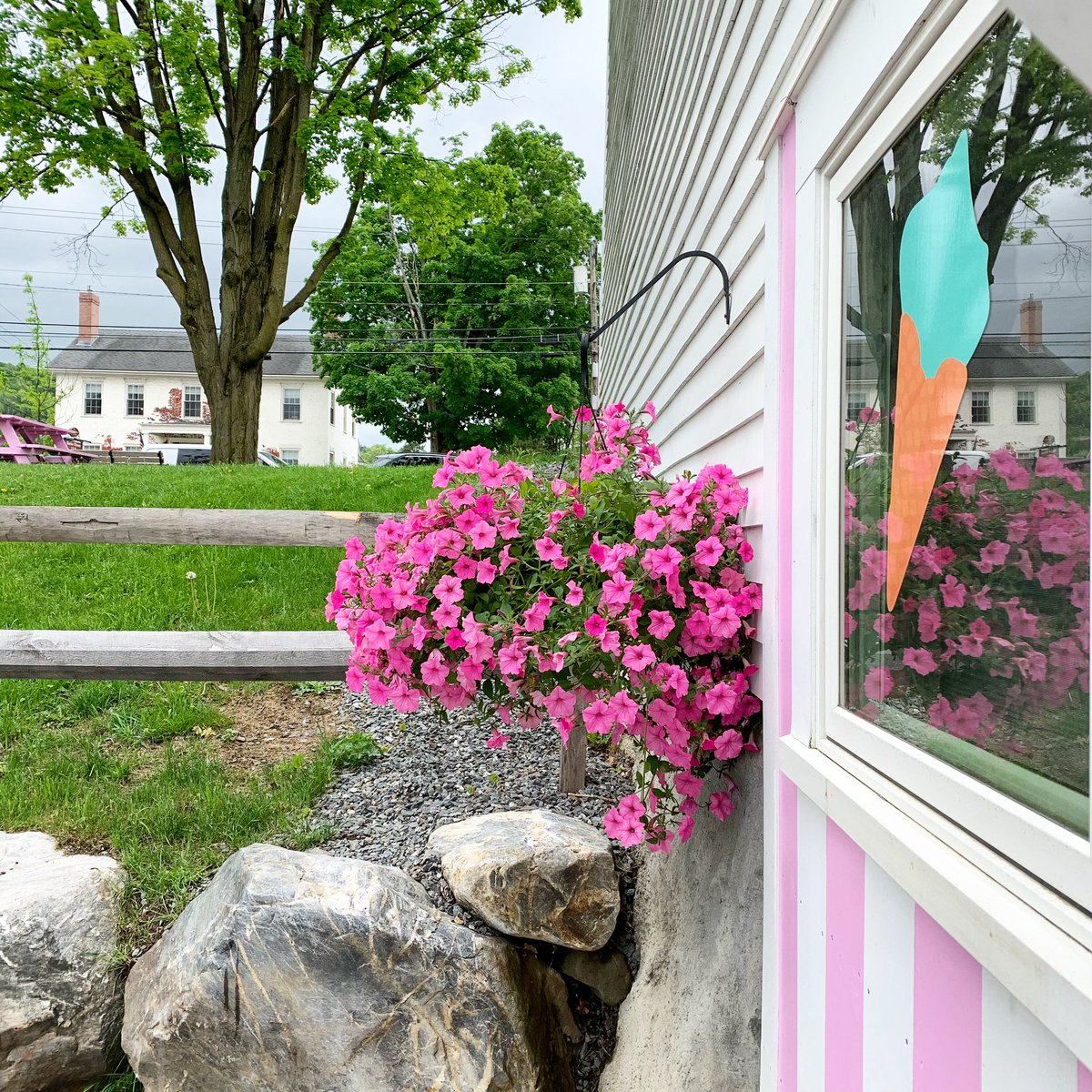 StoweSweets's tweet photo. Open 12-8 pm today!  Happy Saturday #stowe #vermont #treatyourself https://t.co/EqYe6LFOnz