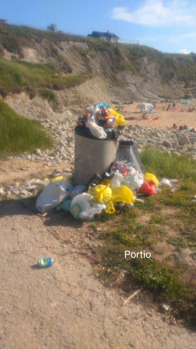 La situación de desamparo que denunciábamos ayer se presenta en más playas. 
Qué podemos hacer:
- Denunciar en el Ayuntamiento correspondiente.
- No añadir más basuras. Llevar la nuestra a contenedores vacíos.
¡Gracias a nuestros centinelas por las fotos!
#porunacostasinresiduos