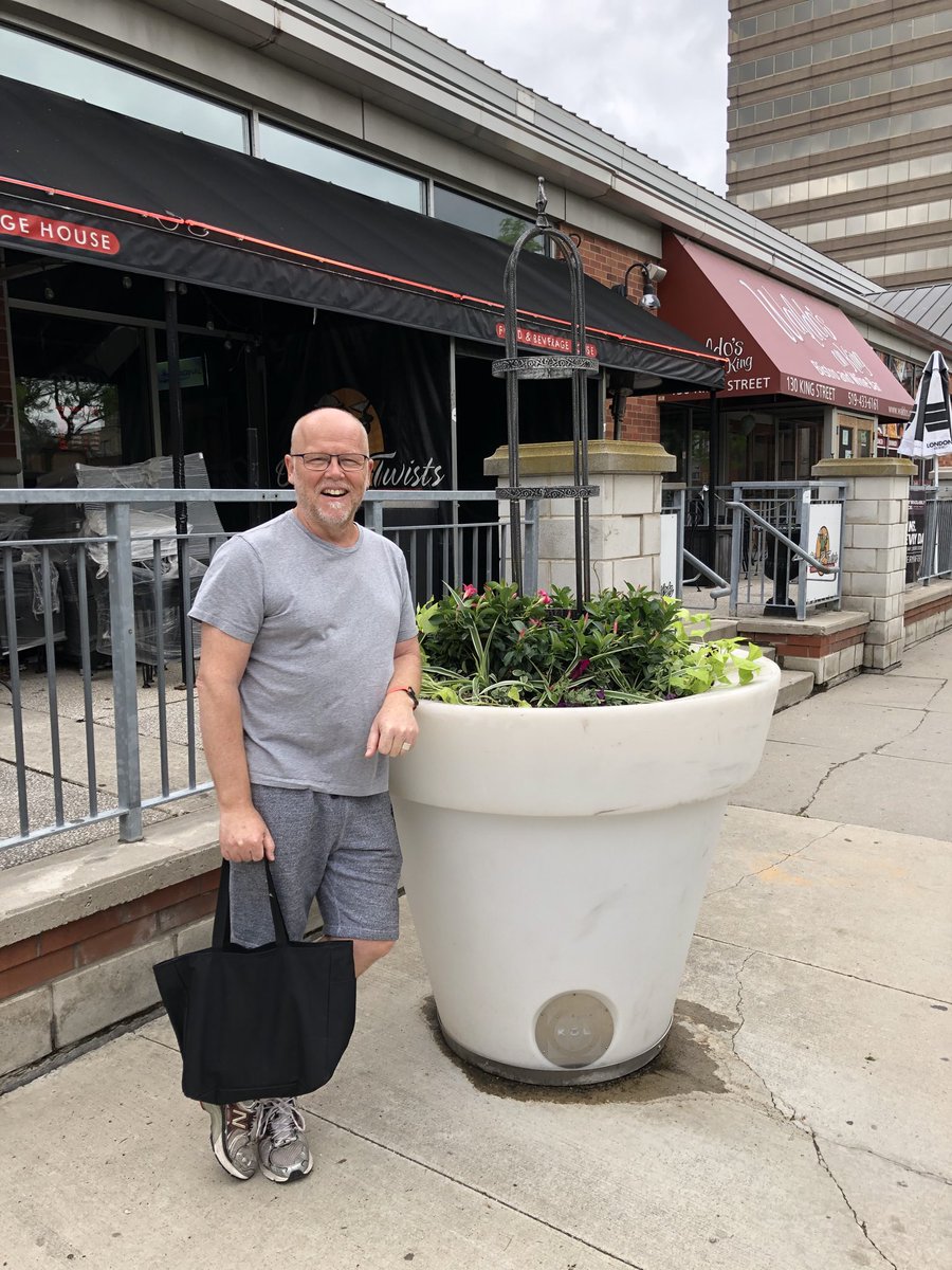 fyfemillar's tweet image. Checking out the planters around the ⁦@CoventMarket⁩ and on Talbot. ⁦@Downtown_London⁩ has done there usual magic. What a team. ⁦@LibroCU⁩ #loyal2localchallenge