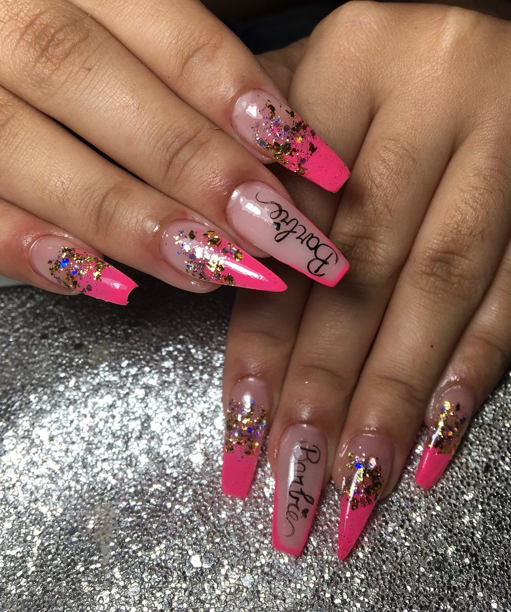 icnailsdesigner's tweet photo. A barbie tá diferente por aqui... 💖💖✨ #acrilicnails #acrigelformatos #Stilleto #Ballerina #Francesa #SpiderGel #Encapsulada #BabyGlitter #folhadeouro #NailsDesigner #ManicurePorAmor #Cutilagem #MagicNails #Barbie https://t.co/lURJy6sH8J
