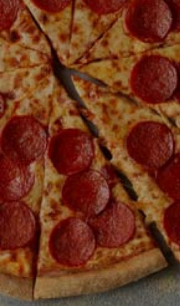 Sparko501's tweet photo. I know there are more important things to worry about at the moment but seriously @Dominos_UK ? 😆 its not really whats advertised is it, 12 quid for that https://t.co/oE9drMwDNf