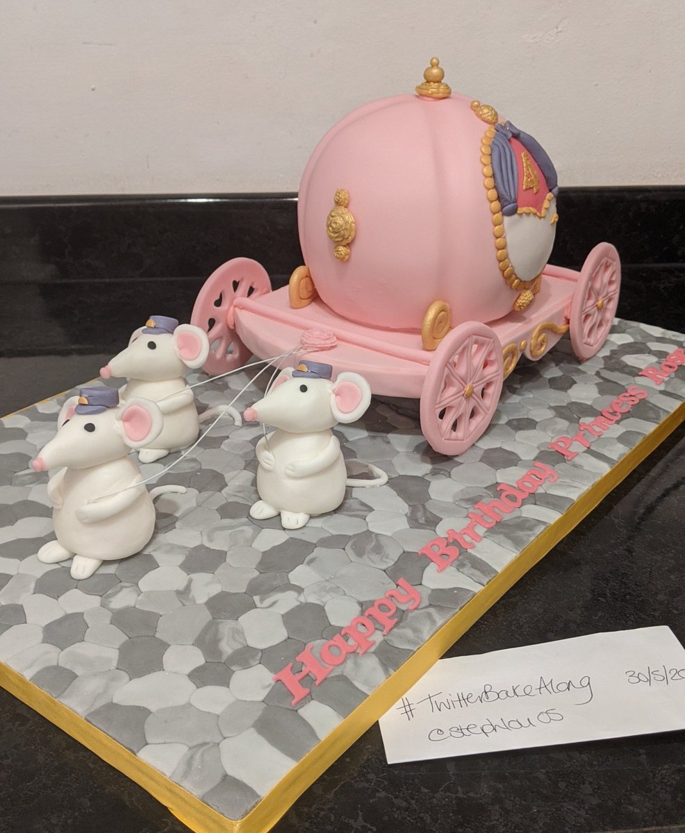 stephlou05's tweet photo. For the first time ever I'm happy with one of my cakes! In fact, I'm a bit in love with it! 😍 #TwitterBakeAlong @brionymaybakes @CandiceBrown https://t.co/0vdDychCEL