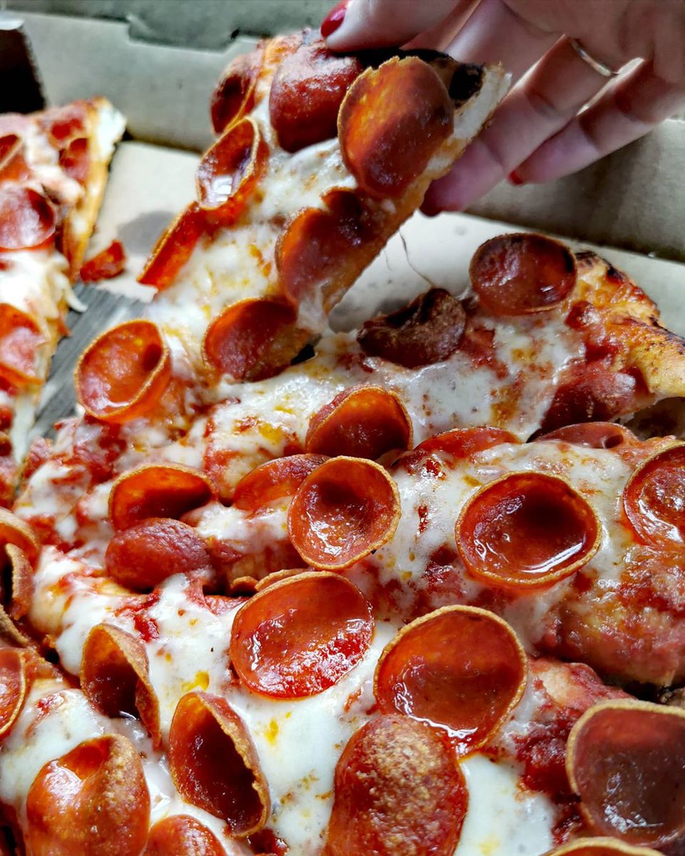 MountainMikes's tweet photo. If today was Eat What You Want day, what sounds good to you? 🤔🍕
📸: @socal_dutchie_eats
#pizzatime #pizzawithfriends#pizzaviews #cheerstopizza #pizzaparty #mountainmikespizza #sliceofpizza #pizzacrusts #pizzaporn #ilovepizza #pizzaparty #pizzacraze #food #pizza #bestpizza https://t.co/255TTHi3Aa