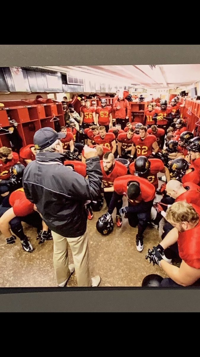 coachcluff57's tweet photo. Supporting @Coachs_Cause recognizing  @FootballGryphon former Head Coach Stu Lang,
Yates Cup Champion! Coach Lang has had a tremendous impact on Players and the Gryphon Program overall. Stu epitomizes the quote “to serve”! Challenge all Gryphons to support Canada’s Food Banks. https://t.co/wJeCrYSbJ9