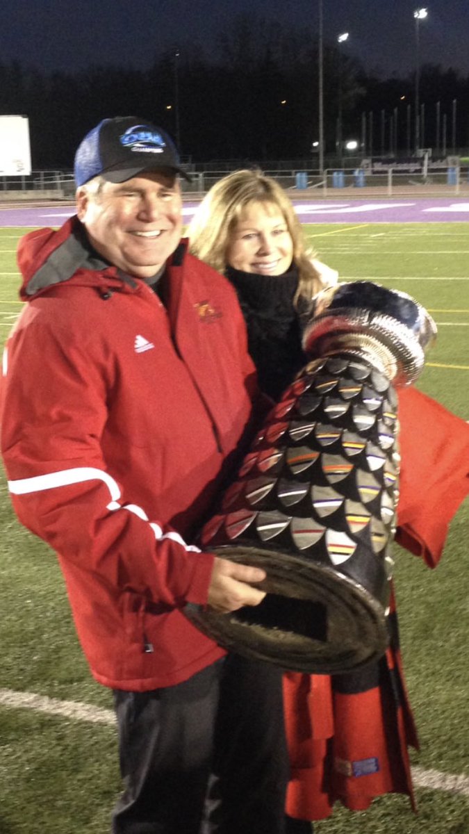 coachcluff57's tweet photo. Supporting @Coachs_Cause recognizing  @FootballGryphon former Head Coach Stu Lang,
Yates Cup Champion! Coach Lang has had a tremendous impact on Players and the Gryphon Program overall. Stu epitomizes the quote “to serve”! Challenge all Gryphons to support Canada’s Food Banks. https://t.co/wJeCrYSbJ9