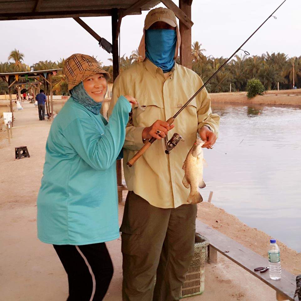 nusamahsuri's tweet image. Apabila sifu badminton turun ke kolam pancing. Tiada istilah 'kumpau' sebaik dia memegang joran. 

Hobi yang dipupuk sejak dari kecil lagi tidak pernah menghampakan. Ada sahaja hasil lumayan yang mampu dibawa pulang.

#memori2015
#misbunsidek
#memancing 
#tiadaistilahkumpau