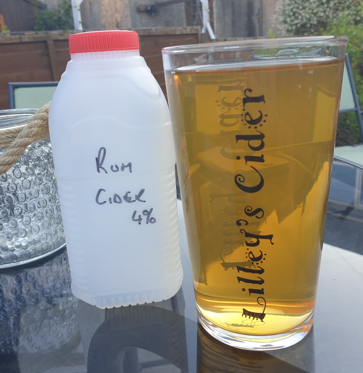 sarahhammo_80's tweet photo. A nice little delivery arrived last night from the @clitheroeale 7pts of @lilleyscider &amp; a few snacks.  Time to start sampling them I think #RumCider #Clitheroe #ShopLocal https://t.co/VilWDH0j7Y
