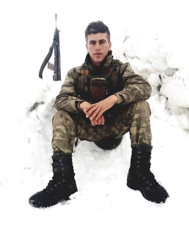 abdullahagar2's tweet photo. Sizin gibi 3 yiğit ancak kalleşçe vurularak şehit edilebilirdi. 
Şehit Polis Atakan Arslan, Diyarbakır.
Şehit Er Mehmet Günay, Çukurca.
Şehit Uzm. Çvş Uğur BORA, Çukurca.
Hepsi sinsice, hepsi.
Ruhunuz şad olsun🇹🇷 https://t.co/hBzKx9cDgw