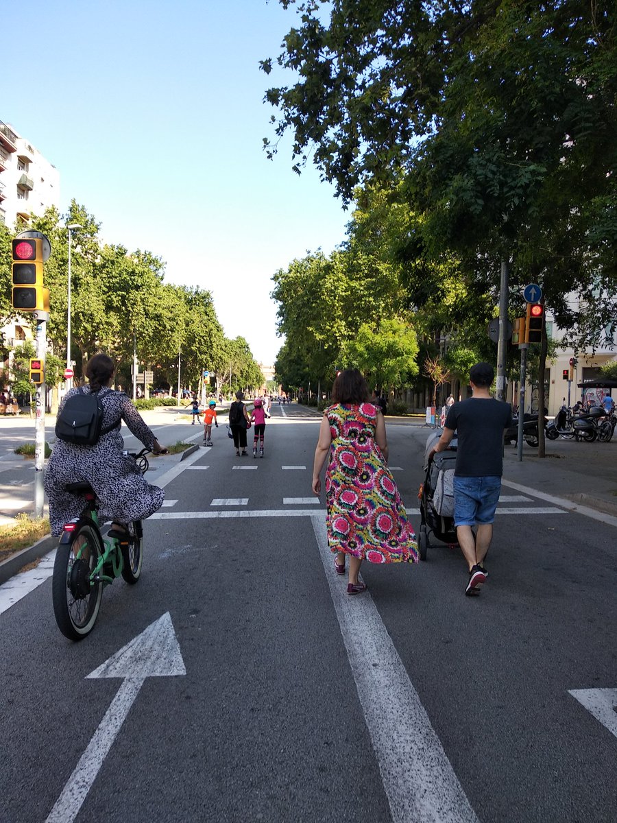 Definición gráfica de apropiación del espacio público y juego libre, gracias a las políticas públicas aplicadas en Barcelona dónde el ayuntamiento ha generado corredores peatonales para la desescalada en algunas de las avenidas más importantes de la ciudad.
#PostCovid19