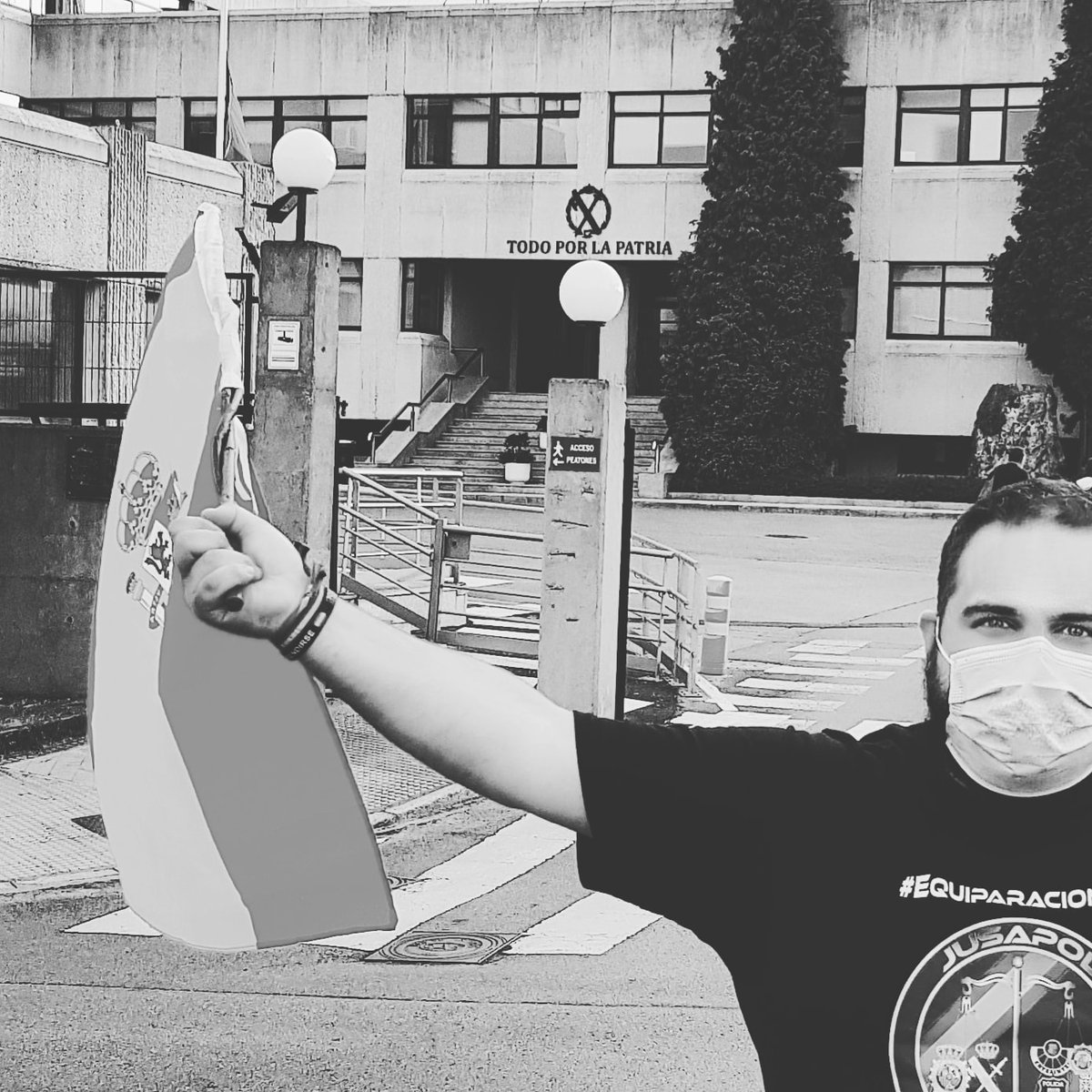 AlonsoPablo91's tweet photo. A las 20:30 estuvimos un puñado de valientes españoles frende al cuartel de @guardiacivil de #OVIEDO para mostrarles nuesto apoyo 
#vivalaguardiacivil #vivaespaña 
#MarlaskaDimision #estegobiernoloparamosunidos #gobiernodimision  #enestafamilianadieluchasolo @JupolNacional https://t.co/OPQiBQ27j9