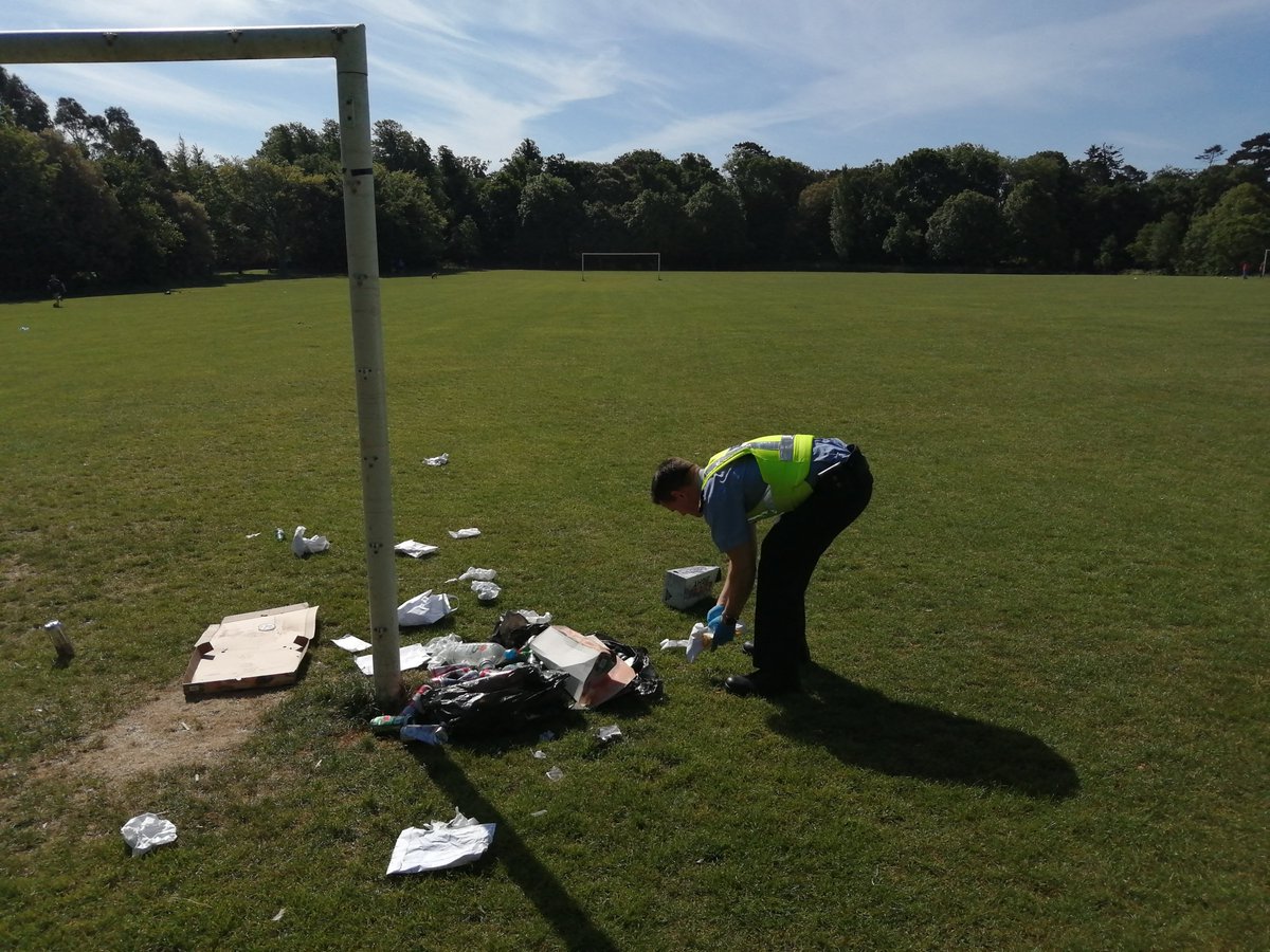 Gardaí in Terenure would like to remind everyone to please pick up your litter in all public areas before departing. Garda Malone helped clean up Bushy Park this morning after rubbish was left on the green. Please leave all public areas as you would hope to find them #HeretoHelp