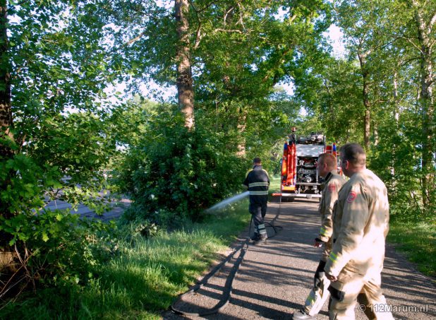 Brandweer blust buitenbrand aan de Leidijk..