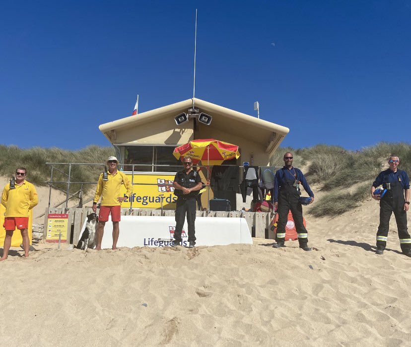 Today @RNLI lifeguards started patrolling at #Constantinebay PC Alex Allen an Ex RNLI Lifeguard and local Beat Manager attended with @PadstowCRT to offer their support #oneteam @CoastSafe_DandC #swimbetweentheflags #partnershipwork #connectivity #stayalert