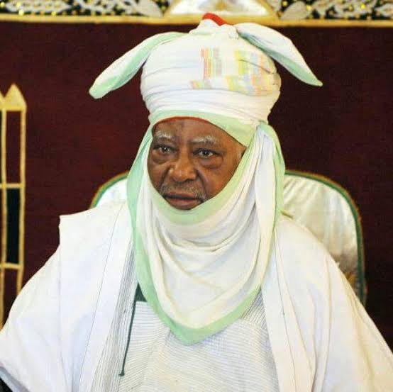 Late Alhaji Ado Bayero had a good command of English; but he chosed not to use it when he assumed duty as 13th emir of Kano, especially when hosting european visitors That was in order to protect & preserve cultural heritage of Kano Emirate & historical importance of Hausa Lang.