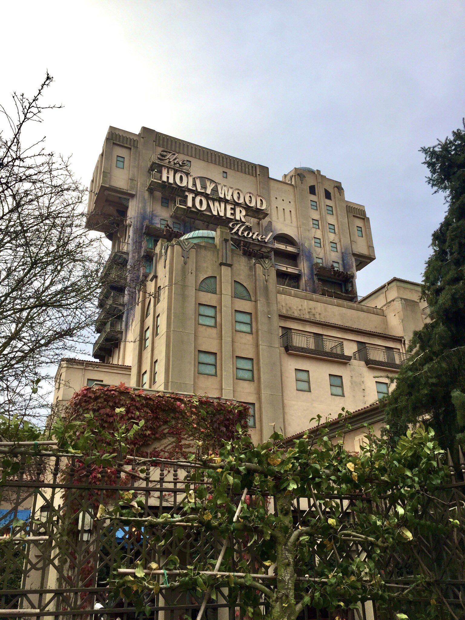 Wd23 休園93日目 世界のタワーオブテラー Walt Disney Studios Park いまあるタワーオブテラーのアトラクションでは建物の形や落ちるスピード 落下回数は東京ディズニーシーに一番近いものになります アメリカのドラマのトワイライトゾーンをテーマとしてい