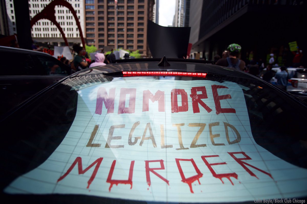 I'm in downtown Chicago for the  #GeorgeFloyd protest. The streets near Federal Plaza are full of protesters and honking cars. Protesters seem to be slowly moving north on Deerborn. I'm  #OnAssignment for  @BlockClubCHI today.