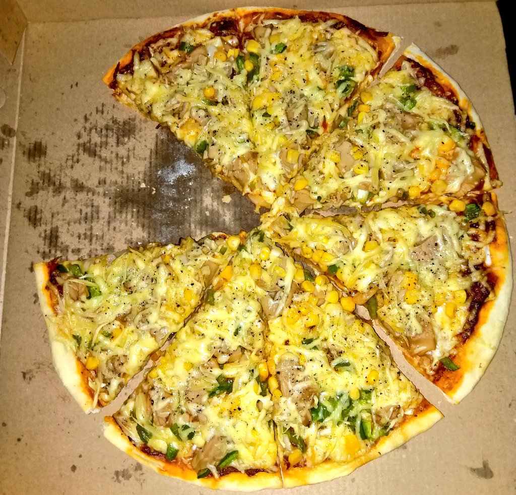 MazimpakaJp's tweet photo. Dear #RwOT, allow me to recommend you the best Birthday Cakes and Pizzas made by Odylle; a friend and former workmate at @IGIHE. Order yours now on +250788720251. They are delicious and most importantly affordable. 
#Rwanda #pizzadelivery #cakes https://t.co/dan3IJRBC1