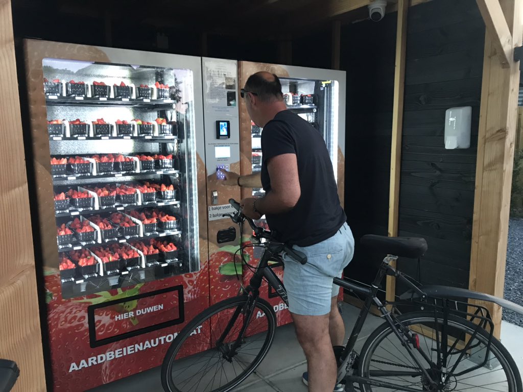 Vorige￼ week kwamen we tijdens onze fietstocht in Friesland een Melktap tegen. Vandaag reden we tegen een aardbeienautomaat aan. En er ontstond zowaar een file (op gepaste afstand uiteraard 😊)