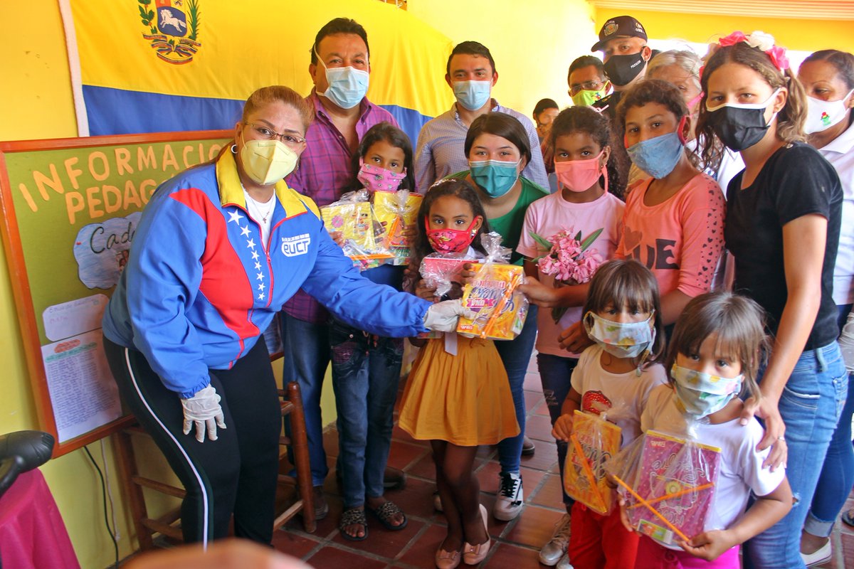 DMiguelPerozo's tweet photo. #MunicipioZamora #30May #UnionLuchaYCompromiso

Hoy en despliegue ordenado por nuestro presidente @NicolasMaduro y el gobernador @Vclarkb  en el sector La Cañada, nos acompaño @HenryH_ y @MarelysCastro21 medicinas, combos proteicos para el pueblo y kits para los niñ@s https://t.co/cGaHx1W8Kz