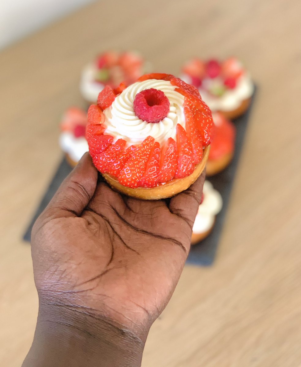 __Hakima_N's tweet photo. Quoi de mieux qu’une tarte aux fraises pour remonter le morale ? 🥧 🍓 https://t.co/RA3SEyyohF